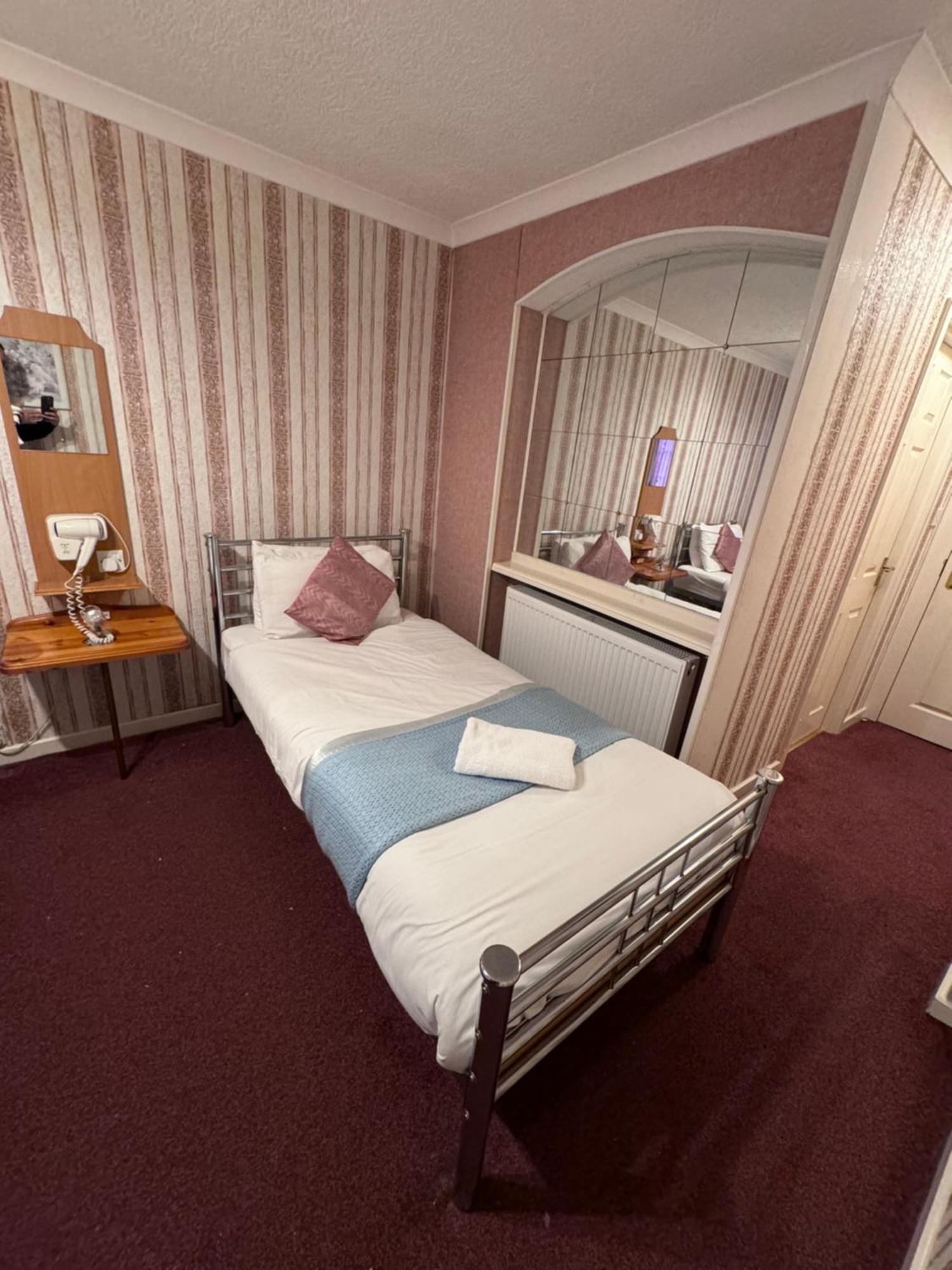 All Seasons Gatwick Guest House & Parking Horley Exterior foto